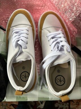 MKS men’s size 6 womens 7-1/2